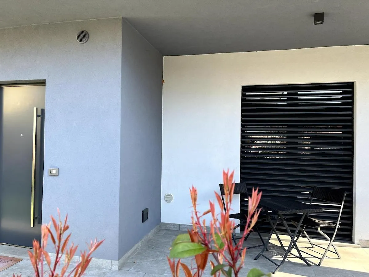 Casa Darcellas Trilocale In A4 Con Giardino Dalmine 0*,